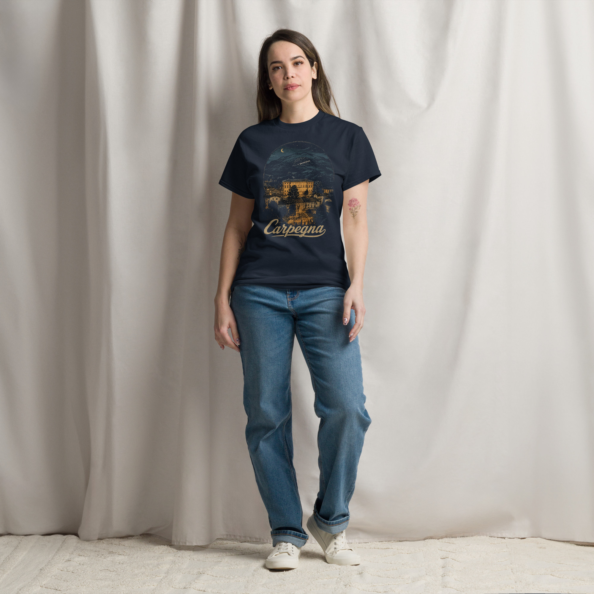 unisex-classic-tee-navy-front-6a3e62d9e77b6.jpg T-shirt classica unisex • Carpegna ed il Giardino di Mezzanotte - immagine 1